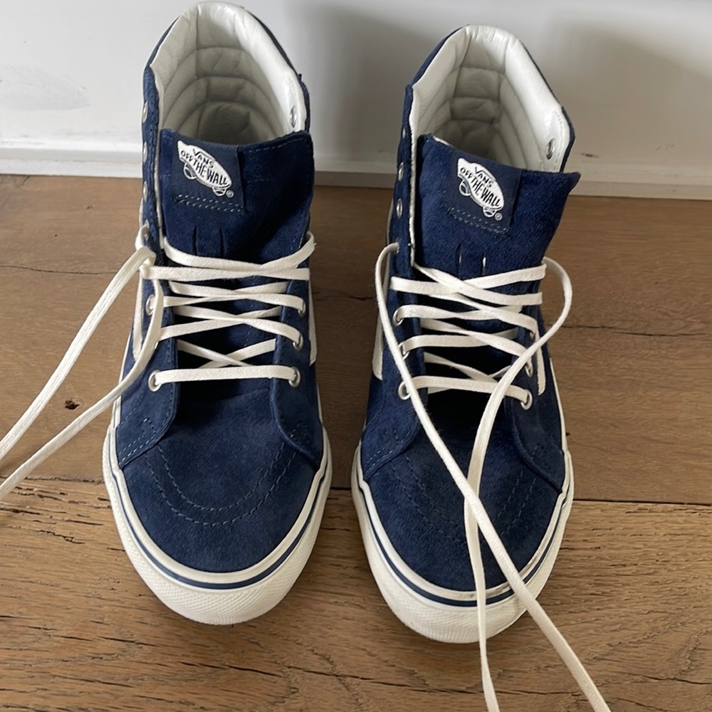 Vans Sk8-hi high top shoe. BLUE SUEDE material.